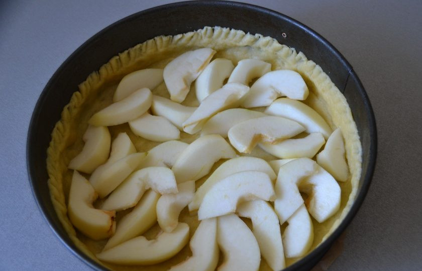 1. Этап. Грушевый пирог с карамельной заливкой: Выложите груши в форму.