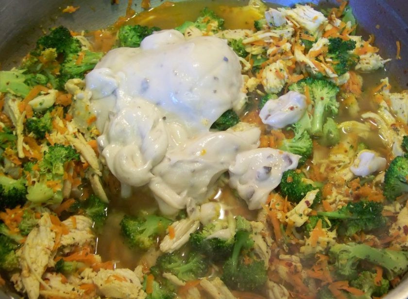 1. Этап. Запеканка с макаронами: В сковороду налейте куриный бульон, добавьте сливки и тушите на медленном огне до полной готовности овощей.