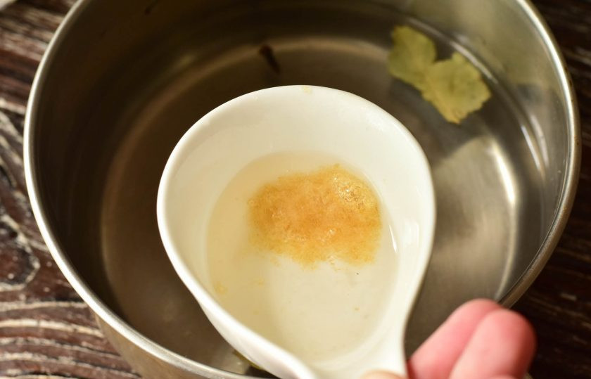 1. Этап. Огурцы в желатине: Затем добавьте желатин. И очень хорошо перемешайте маринад, чтобы желатин в нем полностью растворился.