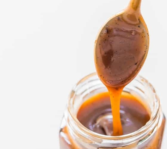 1. Этап. Карамельно-ванильный соус: 6. Добавьте сливочное масло и маленькую щепотку соли, еще раз перемешайте и оставьте для остывания, затем перелейте в банку или контейнер и отправьте в холодильник на хранение.