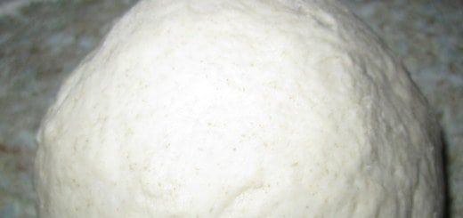 1. Этап. Украинский борщ с пампушками: Когда дрожжи начнут работать, добавьте к ним 50 грамм растительного масла, посолите и частями введите ржаную и пшеничную муку. Замесите тесто, оставьте его подходить в теплом месте.