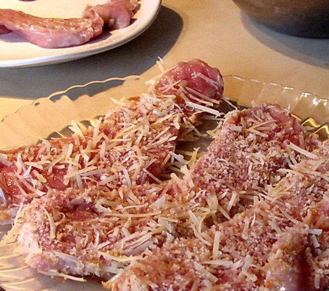 1. Этап. Телятина по-милански: Таким образом нужно обвалять и искупать все мясо. Подготовленную телятину кладем на тарелку и ставим в холодильник на пол часа.