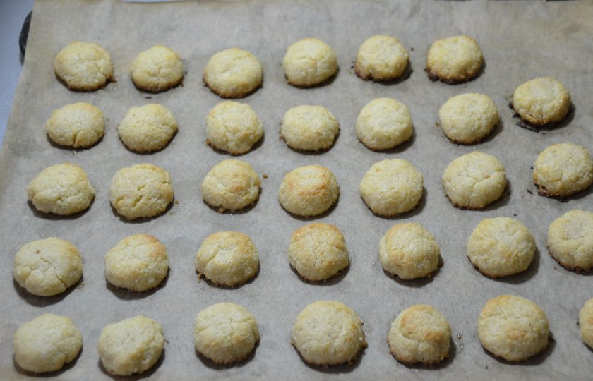 1. Этап. Итальянское печенье с миндалем: Выпекайте 15 минут при температуре 175-180 градусов.