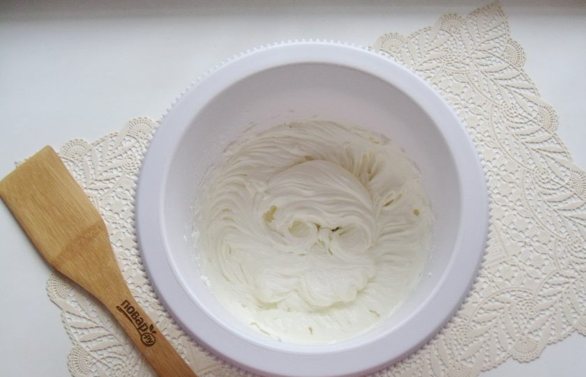 1. Этап. Сметанный торт с грецкими орехами: Взбейте крем миксером или блендером.