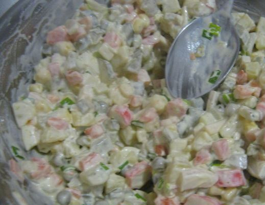 1. Этап. Салат Оливье с крабовыми палочками: Заправляем 