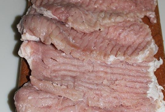 1. Этап. Ромштекс из говядины в мультиварке: Режем мясо вдоль волокон кусочками (толщиной 2-3 см). Отбиваем его с двух сторон. Порционные кусочки солим, перчим.