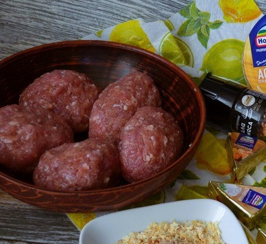 1. Этап. Зразы с плавленым сыром Ассорти: Фарш тщательно отбить. Разделить на 5 частей. К сушёному луку добавить специи для мяса, перемешать.