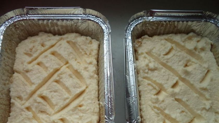 1. Этап. Творожная запеканка из творожной массы: Форму для выпечки смажьте маслом. И аккуратно наполните творожной массой форму для запекания.