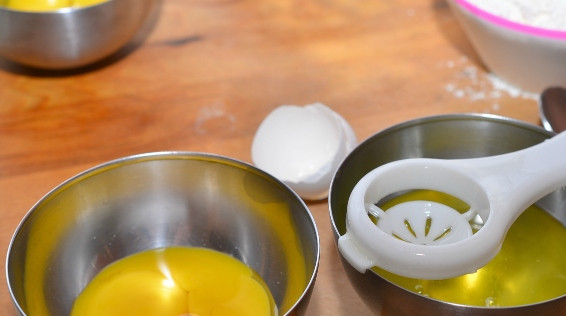 1. Этап. Итальянский кулич: Желтки отделить от белков.