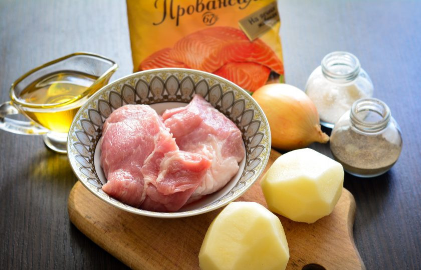 1. Этап. Свиная лопатка с картошкой в духовке: Подготовьте ингредиенты для запекания свиной лопатки с картошкой в духовке.