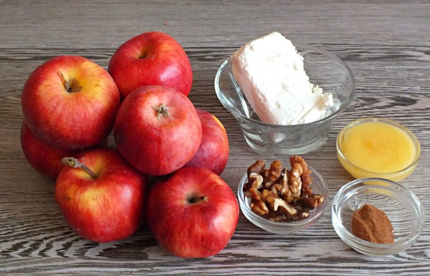1. Этап. Яблоки запеченные с творогом, орехами и мёдом: Подготовьте необходимые ингредиенты.