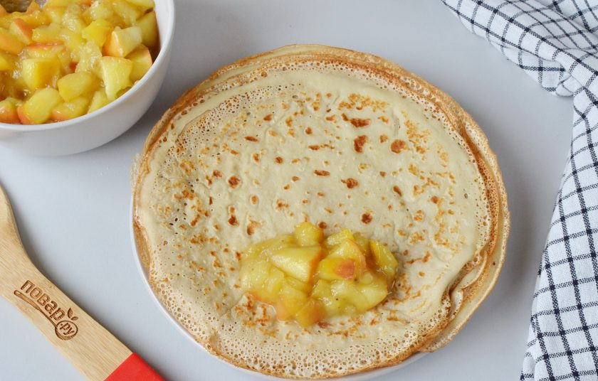 1. Этап. Блинчики с фруктовой начинкой: На блинчик выложите полную с горкой ложку фруктовой начинки.