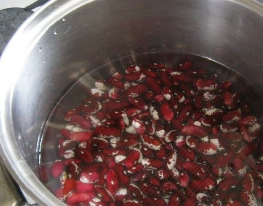 1. Этап. Суп крестьянский: 1. Рецепт приготовления супа крестьянского начинается за 10-12 часов до основного процесса. Фасоль необходимо замочить в холодной воде и отварить до готовности в слегка подсоленной воде около 1 часа.