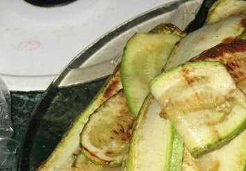 1. Этап. Кабачки с ветчиной: Кабачки нарезать длинными тонкими ломтиками и обжарить на растительном масле в сковороде.