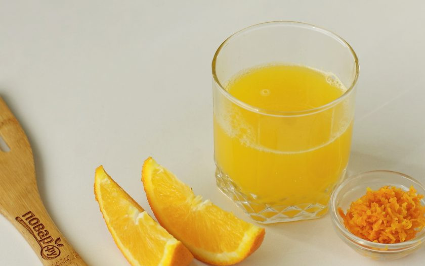 1. Этап. Постный апельсиновый кекс: С апельсина снимите цедру и выжмите сок. Для необходимого количества сока мне потребовалось два апельсина.