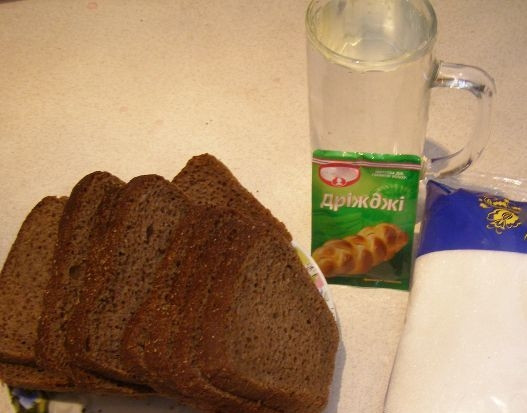 1. Этап. Квас в домашних условиях из хлеба: 1. Особенно хорош такой напиток в жаркую погоду. Готовится квас в домашних условиях из хлеба очень просто, но на это понадобится несколько дней.