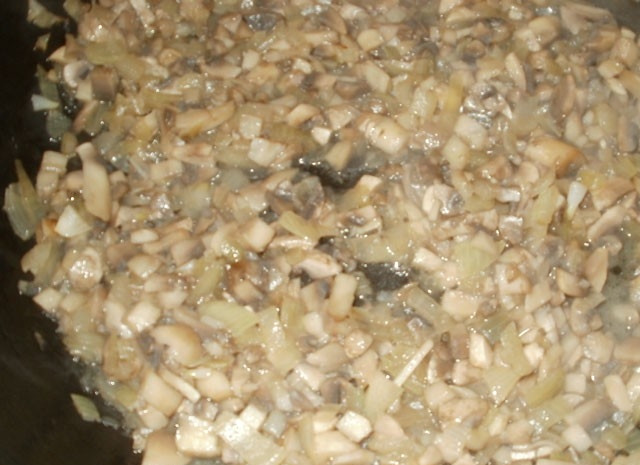 1. Этап. Грибной соус со сливками: Грибы обжаривайте в растительном масле с луком минут 25. Чтобы грибы не стали сильно зажариваться, добавьте немного воды. Грибы должны тушиться.