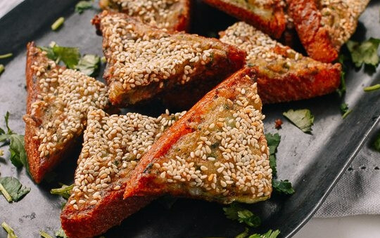 1. Этап. Гренки с креветками по-китайски: 7. Переложите хлеб сперва на салфетку, чтобы впитался лишний жир, а затем в тарелку и подавайте.