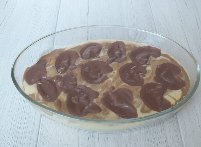 1. Этап. Яблочный пирог с пудингом: Ложкой выложите пудинг, делая углубления в тесте.