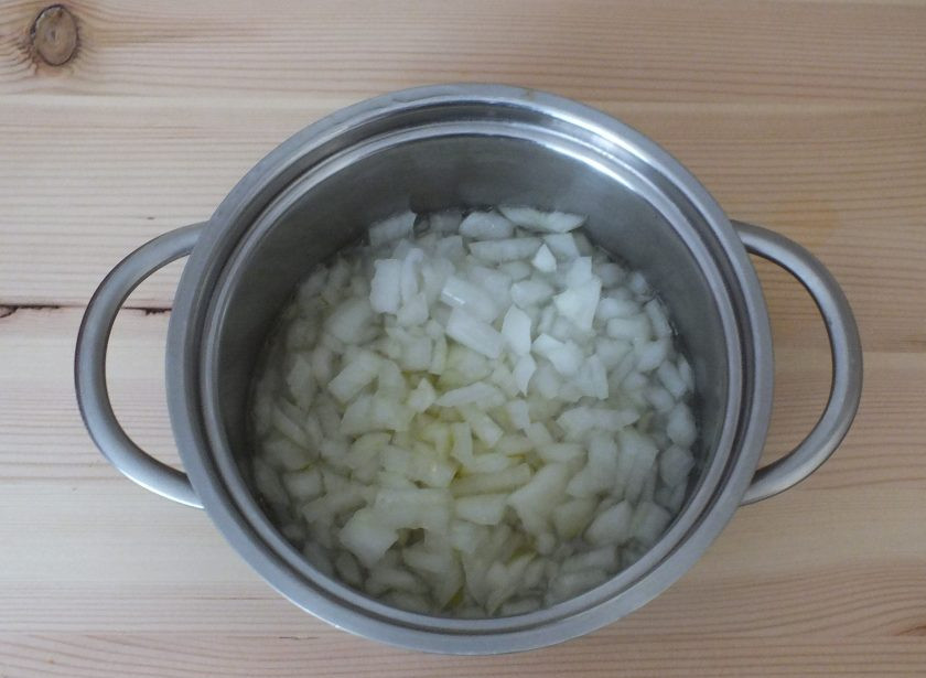 1. Этап. Диетическая подлива: Нарежьте мелко лук. Добавьте масло, воду и потушите до мягкого состояния.