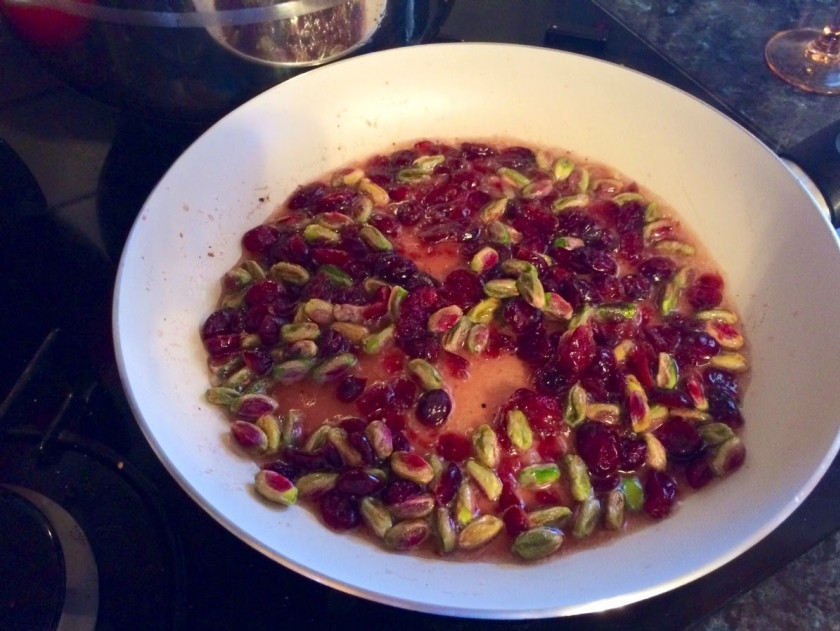 1. Этап. Террин из утки: Разогрейте в сковороде портвейн. Добавьте туда клюкву и фисташки. Снимайте с огня, когда жидкость выпарится. Измельчите мясо утки и добавьте его в клюкву и фисташки. Туда же добавьте панировочные сухари и яйцо. Положите массу в центр формы с беконом. Заверните беконом сверху.