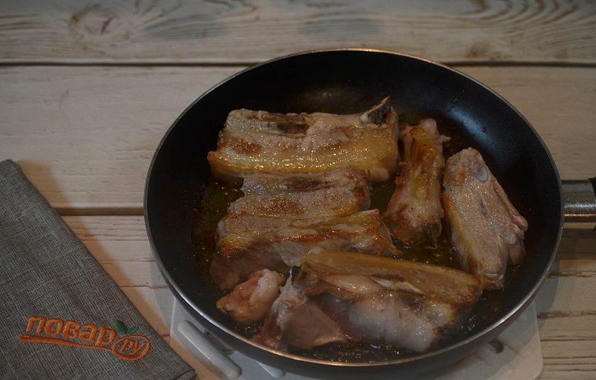 1. Этап. Домашнее жаркое с ребрышками и картофелем: 2. Обжарьте немного на сковороде с добавлением масла.