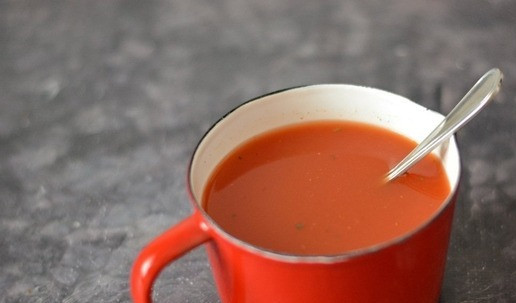 1. Этап. Гречаники в томатном соусе: Томатную пасту разведите с водой и щепоткой-другой приправы для мяса. Можно слегка подсолить и приправить сахаром.