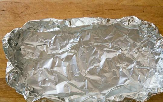 1. Этап. Куриные начос: 1. Сделайте из фольги вот такие лодочки, можно любого размера.