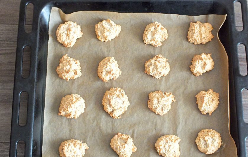 1. Этап. Миндально-кокосовое печенье: По истечении времени достаньте противень с печеньем из духовки.