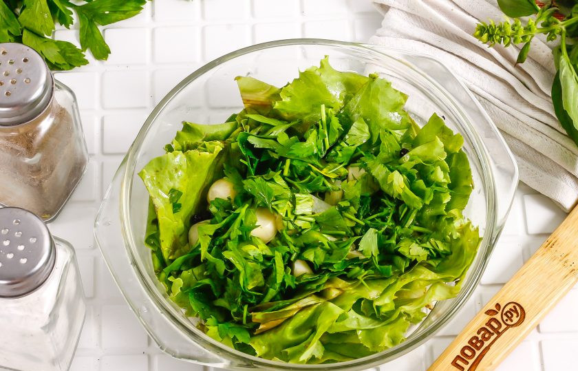 1. Этап. Маринованные листья салата с чесноком и уксусом: Промойте петрушку и измельчите, добавьте к остальным ингредиентам вместе с уксусом и перемешайте. Поместите в холодильник минимум на 30 минут. Листья салата выделят сок и промаринуются в нем.