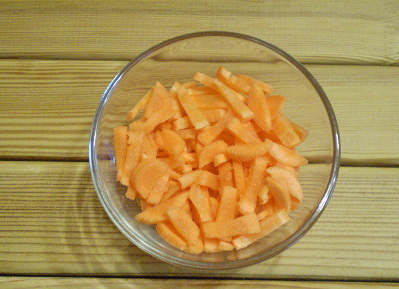 1. Этап. Диетические щи из свежей капусты: 4. Морковь порезать соломкой.