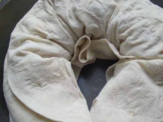 1. Этап. Лаваш с фаршем и сыром: 10. И выложить в жаропрочную форму, предварительно смазав ее маслом или застелив пергаментом.