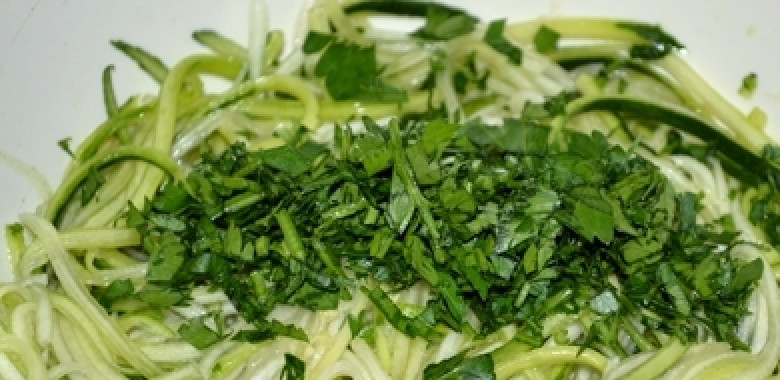 1. Этап. Салат из свежих кабачков: Добавляем к кабачкам.