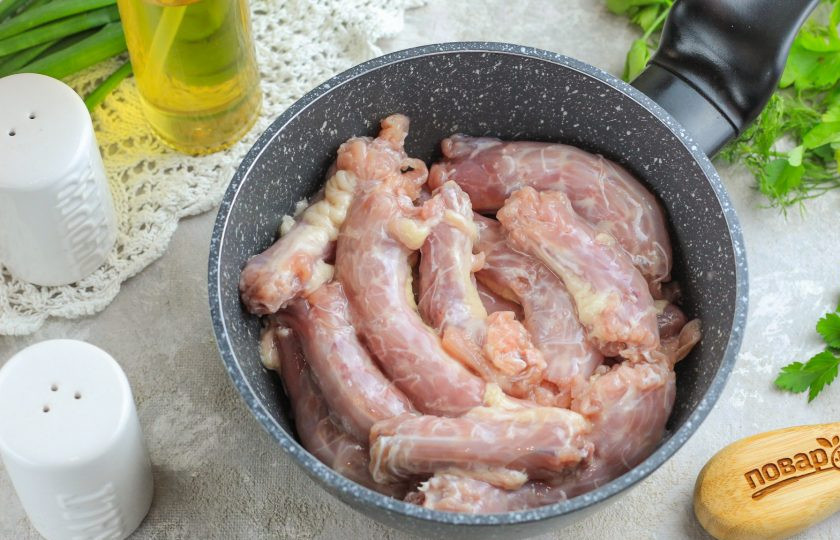 1. Этап. Вареные куриные шеи: Выложите их в казан, ковш или в кастрюлю. Можно отварить шеи и в сковороде с высокими бортиками.