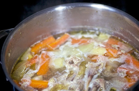 1. Этап. Суп-пюре с курицей: 6. Косточки отправьте обратно в кастрюлю, продолжая варить бульон.