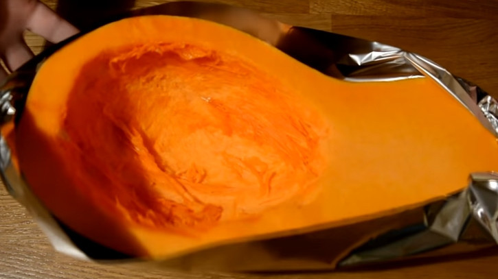 1. Этап. Простой десерт из запеченной тыквы: 1. Тыкву моем, разрезаем на 2 части, вычищаем семена и вытираем насухо. Заворачиваем низ тыквы (там, где кожура) в фольгу.