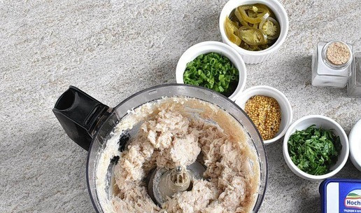 1. Этап. Котлеты рыбно-яичные: 1. В чашу блендера или мясорубку отправить рыбное филе ( у меня минтай), вареные и сырое яйца, отруби, и мед. Посолите и поперчите по вкусу. Пробить до однородности.