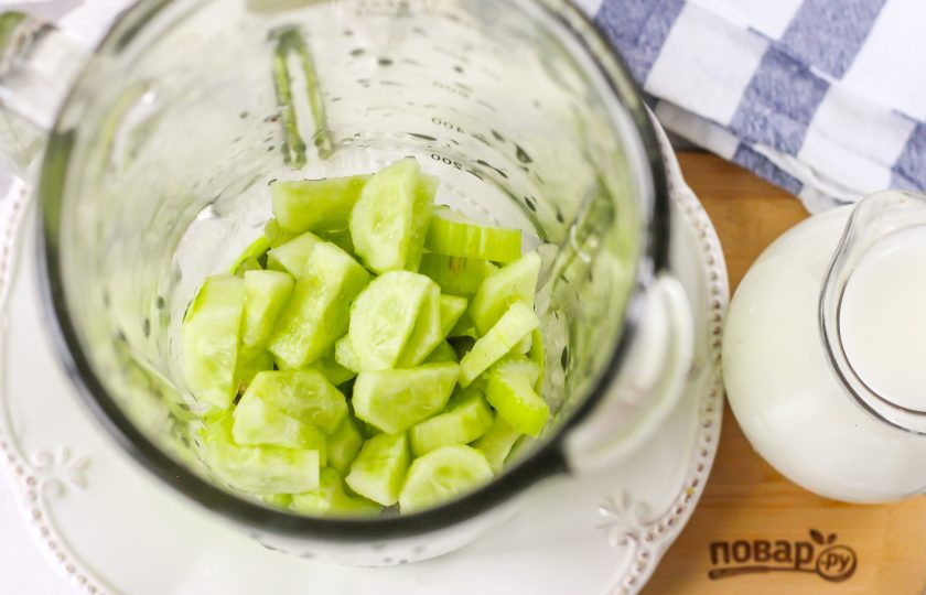 1. Этап. Смузи из огурца и сельдерея: Огурцы тщательно промойте в воде, срежьте с овощей кожуру и хвостики, нарежьте их полукольцами и добавьте в емкость. Обязательно пробуйте эти овощи на вкус, так как изредка попадаются горькие огурцы, особенно в поздний летний сезон. Если плоды крупные, то помимо кожуры удалите из них и семена.