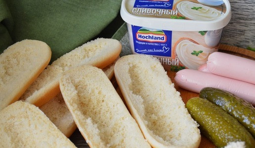 1. Этап. Хот-дог Крокодильчик: Булки разрезать вдоль, из них удалить часть мякоти.