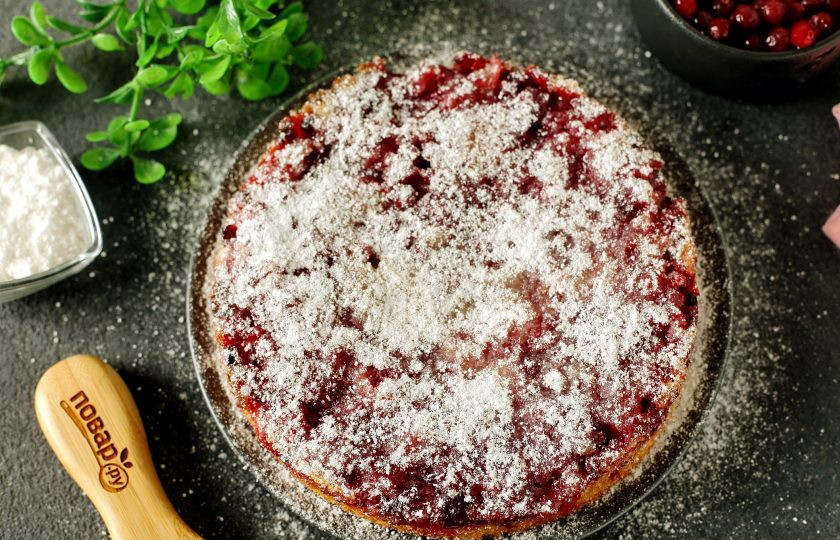 1. Этап. Бисквитный пирог с клюквой: Бисквитный пирог с клюквой готов. Аккуратно переверните его низом вверх, при помощи тарелки, дайте ему остыть, а затем посыпьте сахарной пудрой и подавайте к столу. Приятного аппетита!