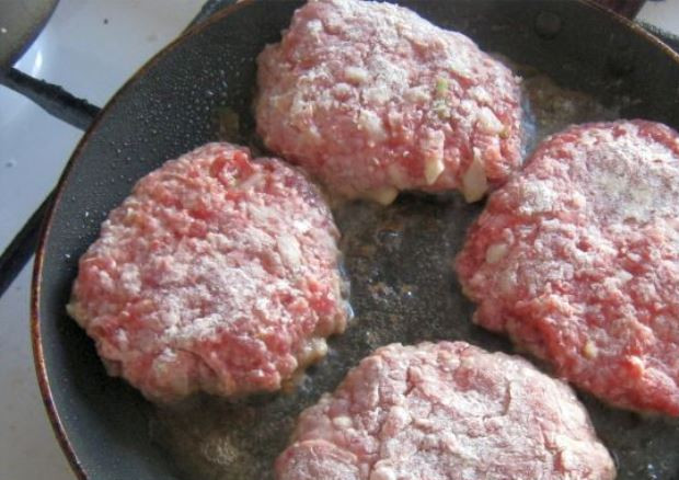 1. Этап. Бифштекс рубленый из говядины: Разогрейте на сковороде растительное масло и жарьте бифштексы 2-3 минуты.