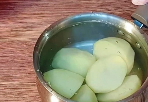 1. Этап. Мясные «Рассольники»: 2. Очищаем овощи и нарезаем. Картофель отвариваем до готовности.