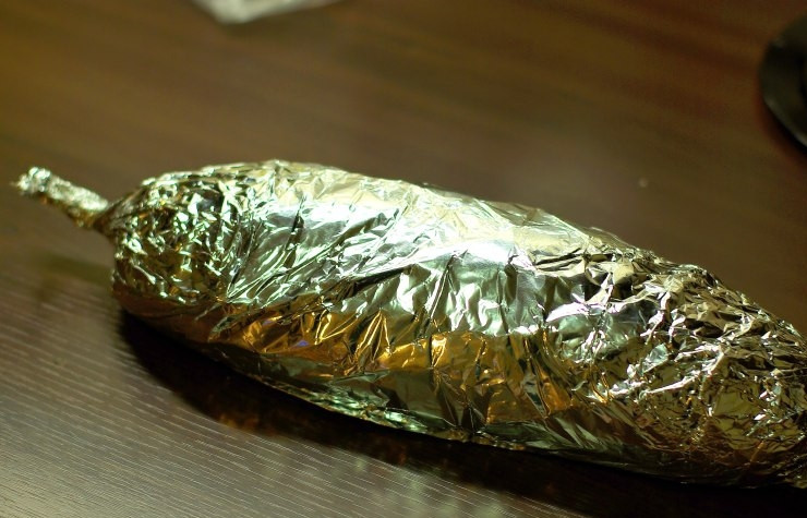 1. Этап. Сырный хлеб: Батон плотно оборачиваем фольгой и отправляем запекаться в предварительно разогретую до 190 градусов духовку на 20-25 минут.