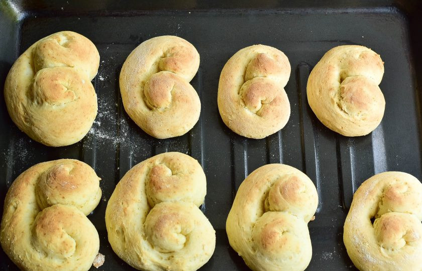 1. Этап. Крендель с творогом: Отправьте противень в духовку на 30 минут. Температуру выпекания установите 190 градусов.