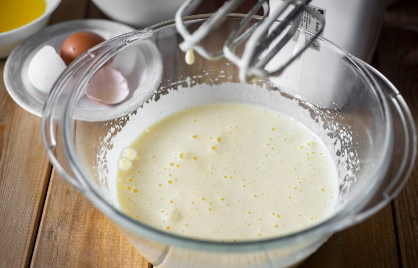 1. Этап. Кокосовый кекс на кефире: Взбивайте миксером эти ингредиенты до получения пышной светлой массы, примерно 1 минуту.