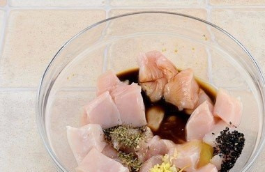 1. Этап. Куриная грудка с кабачками: Порежьте курицу на кусочки, я предпочитаю кубики. Положите курицу в маринад. Для этого смешайте масло, чеснок, немного меда, соевый соус, уксус, специи. Перемешайте все это с курицей и поставьте в холодильник на 2-5 часов.