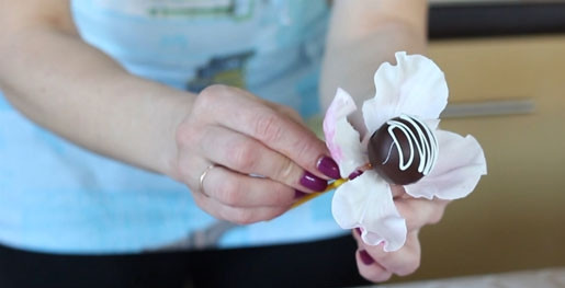 1. Этап. Попкейк: 13. В конце я покрыла палочки тейп-лентой зеленого цвета. Получился настоящий съедобный цветок. Если хотите, кейк попсы можно украсить дробленными орехами, воздушным рисом или бисквитной крошкой, после чего отправить застывать.