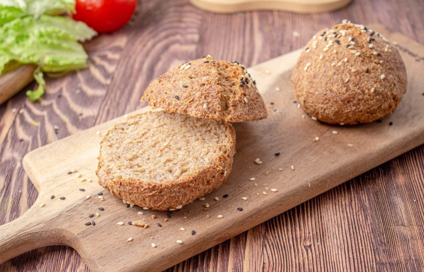 1. Этап. ПП бургер: Достаньте готовые булочки и дайте им остыть. Затем разрежьте на 2 части.