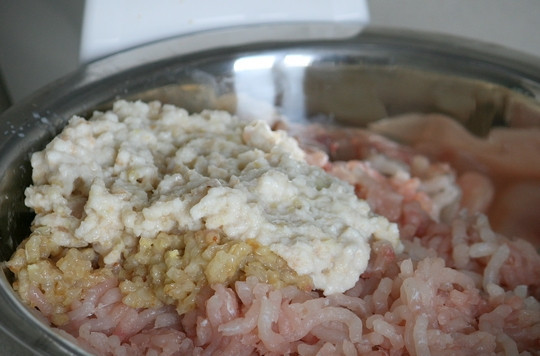 1. Этап. Рыбные котлеты из щуки: Пропускаем через мясорубку мясо щуки, батон с молоком и лук.