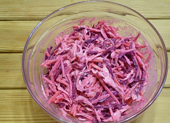 1. Этап. Салат Здоровье с капустой: 7. Перемешиваем. Салат готов. Украшаем зеленью и к столу. Приятного аппетита!